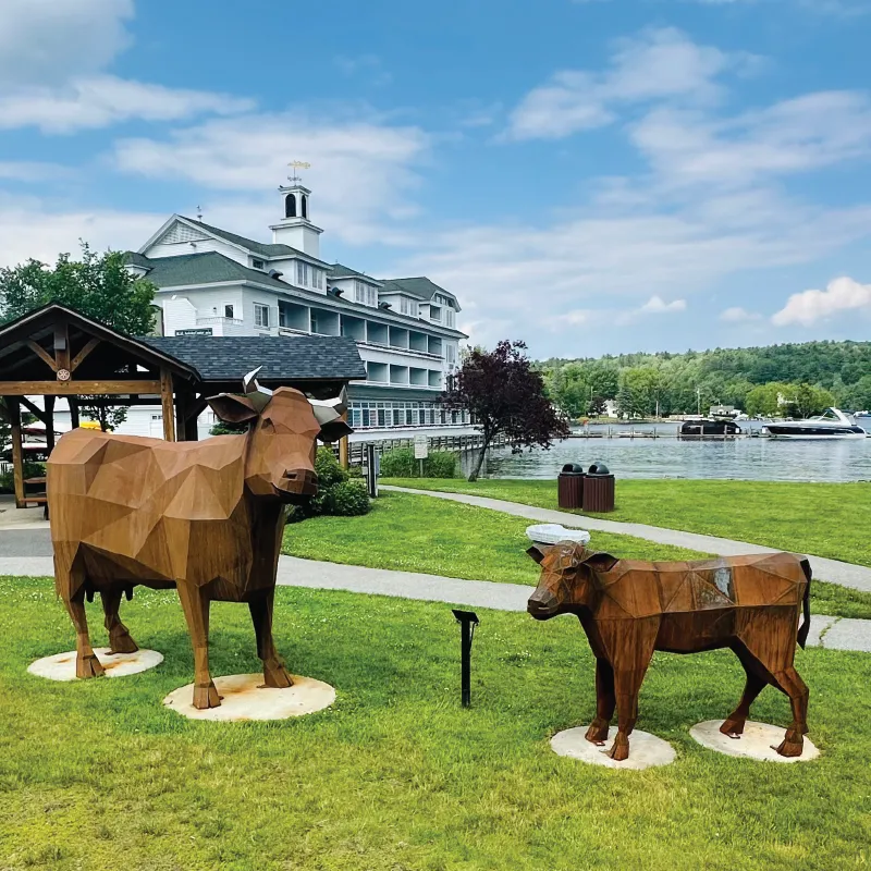 A photo of the sculpture "Cow and Baby Cow" by Dale Rogers