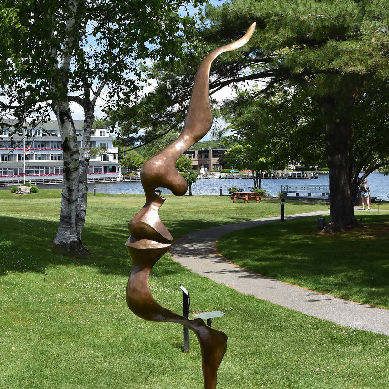 A photo of the sculpture "Remains" by Flora Ranis